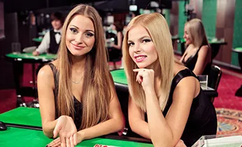 Người chơi đang đăng ký tài khoản mới trên giao diện 8888 casino, với nút 'Đăng Ký Ngay' nổi bật và các ưu đãi khuyến mãi hấp dẫn, sử dụng màu xanh và vàng.